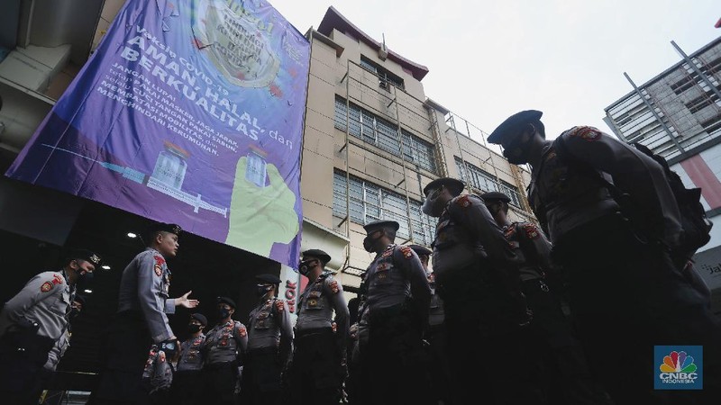 Vaksinasi Covid-19 terhadap para pedagang di Pasar Tanah Abang, Jakarta Pusat, Rabu (17/2/2021). Sebanyak 1.500 pedagang disuntik vaksin setiap hari, lokasi vaksinasi ada di dua titik, yakni di lantai 8 dan lantai 12 Blok A Pasar Tanah Abang. Ada 9.000 pedagang yang sudah terdata untuk menerima vaksin. (CNBC Indonesia/Tri Susilo)