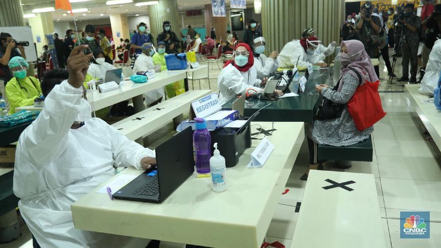 Vaksinasi Covid-19 terhadap para pedagang di Pasar Tanah Abang, Jakarta Pusat, Rabu (17/2/2021). Sebanyak 1.500 pedagang disuntik vaksin setiap hari, lokasi vaksinasi ada di dua titik, yakni di lantai 8 dan lantai 12 Blok A Pasar Tanah Abang. Ada 9.000 pedagang yang sudah terdata untuk menerima vaksin. (CNBC Indonesia/Tri Susilo)