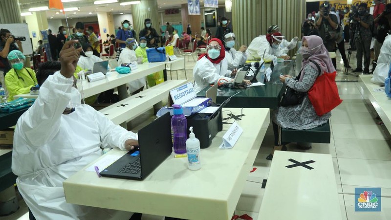 Vaksinasi Covid-19 terhadap para pedagang di Pasar Tanah Abang, Jakarta Pusat, Rabu (17/2/2021). Sebanyak 1.500 pedagang disuntik vaksin setiap hari, lokasi vaksinasi ada di dua titik, yakni di lantai 8 dan lantai 12 Blok A Pasar Tanah Abang. Ada 9.000 pedagang yang sudah terdata untuk menerima vaksin. (CNBC Indonesia/Tri Susilo)