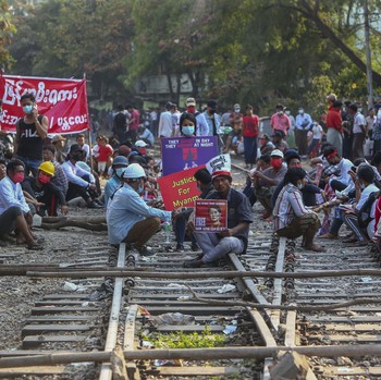 'Menggila', Pendemo Myanmar Blokir Jalur Kereta Lawan Kudeta