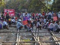 'Menggila', Pendemo Myanmar Blokir Jalur Kereta Lawan Kudeta