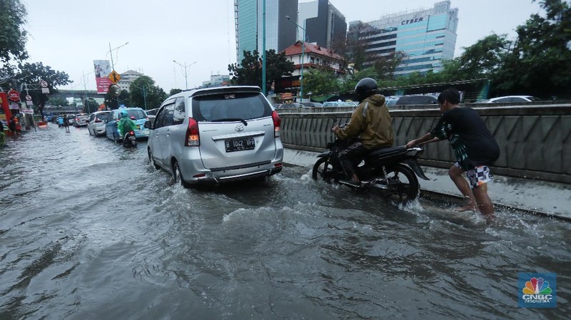 Banjir di Kawasan Mampang (CNBC Indonesia/Tri Susilo)