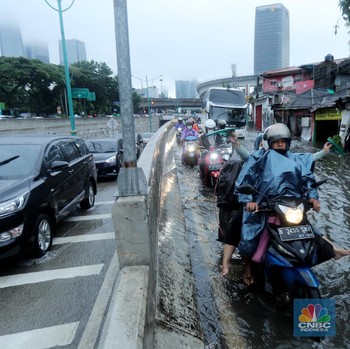Banjir! Begini Penampakan Terkini Jalan Mampang Prapatan Raya