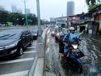 Banjir! Begini Penampakan Terkini Jalan Mampang Prapatan Raya
