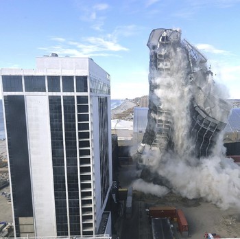 Rata dengan Tanah, Potret Trump Plaza Dibom 3.000 Dinamit