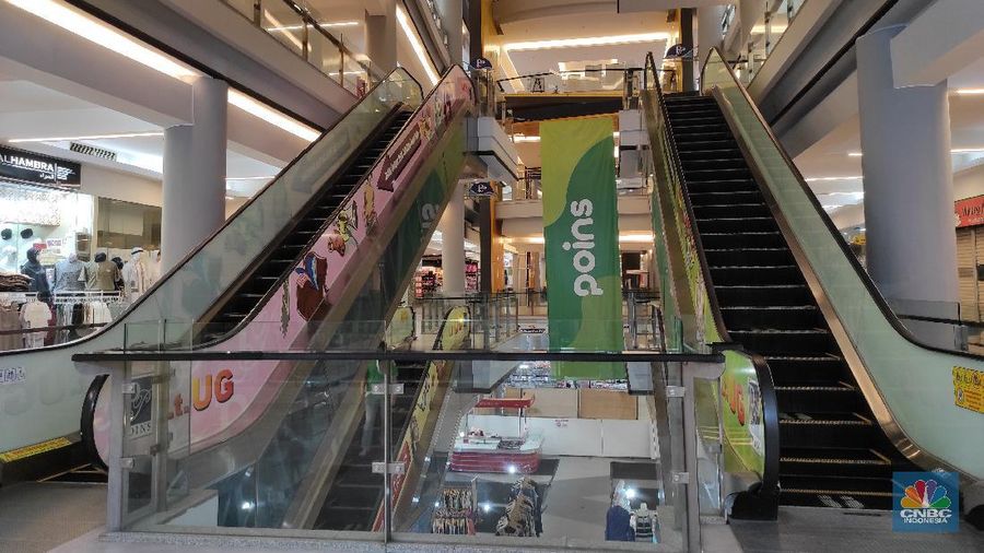 Suasana sepi dan sejumlah kios tutup  di pusat perbelanjaan Poins Square Lebak Bulus, Jakarta Selatan, Kamis (18/2/2021). (CNBC Indonesia/Andrean Kristianto)