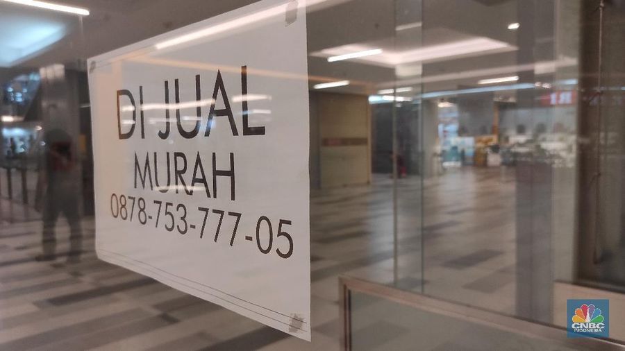 Suasana sepi dan sejumlah kios tutup  di pusat perbelanjaan Poins Square Lebak Bulus, Jakarta Selatan, Kamis (18/2/2021). (CNBC Indonesia/Andrean Kristianto)