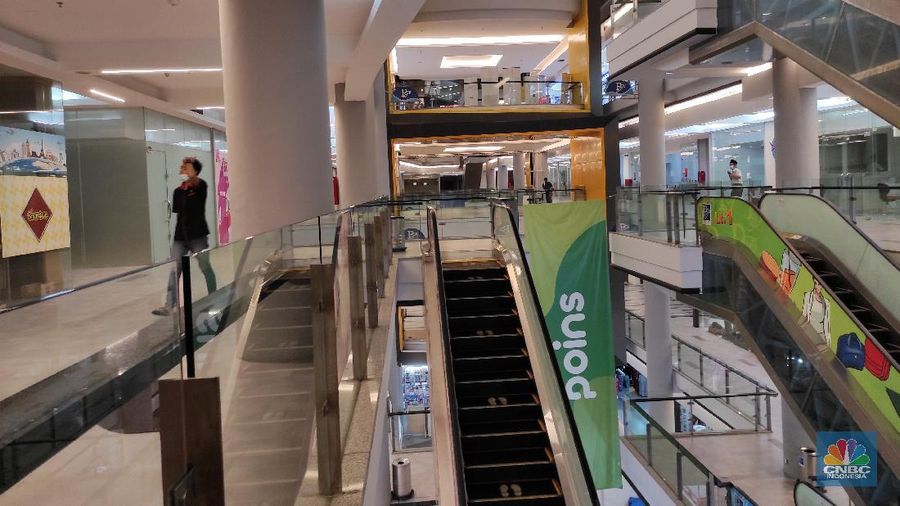 Suasana sepi dan sejumlah kios tutup  di pusat perbelanjaan Poins Square Lebak Bulus, Jakarta Selatan, Kamis (18/2/2021). (CNBC Indonesia/Andrean Kristianto)