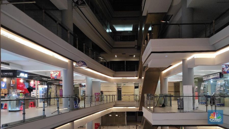 Suasana sepi dan sejumlah kios tutup  di pusat perbelanjaan Poins Square Lebak Bulus, Jakarta Selatan, Kamis (18/2/2021). (CNBC Indonesia/Andrean Kristianto)