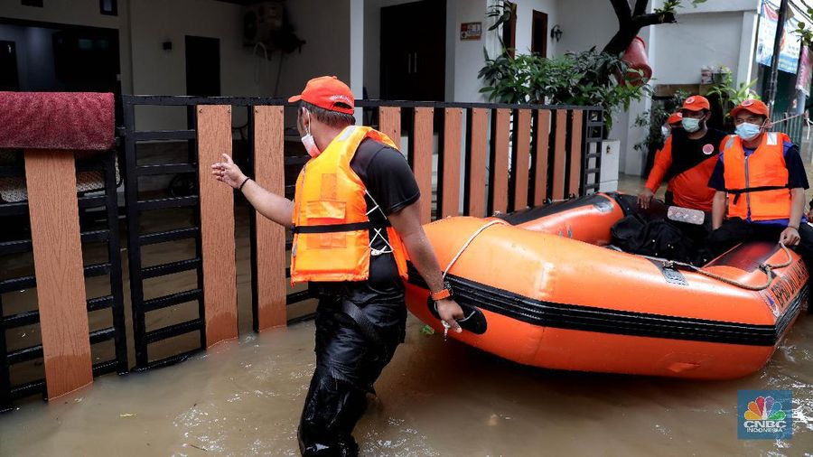 Aktivitas warga di pemukiman yang terendam air di Kawasan Cipinang Melayu, Jakarta, Jumat, 19/2. Banjir sekitar 1 meter merendam permukiman warga Cipinang Melayu Jakarta timur. Warga setempat mengungsi ke sejumlah tempat seperti pelataran parkir Universitas Borobudur. Menurut warga setempat kawasan RW 04 Cipinang Melayu kembali dilanda banjir sejak 03.30 WIB dini hari. Dia mengatakan jika banjir yang terjadi di daerahnya, karena luapan kali sunter akibat intensitas hujan yang tinggi. Sementara itu mesin pompa sudah disiapkan oleh pemadam kebakaran untuk menyedot air.(CNBC Indonesia/ Muhammad Sabki)