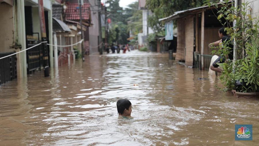 Aktivitas warga di pemukiman yang terendam air di Kawasan Cipinang Melayu, Jakarta, Jumat, 19/2. Banjir sekitar 1 meter merendam permukiman warga Cipinang Melayu Jakarta timur. Warga setempat mengungsi ke sejumlah tempat seperti pelataran parkir Universitas Borobudur. Menurut warga setempat kawasan RW 04 Cipinang Melayu kembali dilanda banjir sejak 03.30 WIB dini hari. Dia mengatakan jika banjir yang terjadi di daerahnya, karena luapan kali sunter akibat intensitas hujan yang tinggi. Sementara itu mesin pompa sudah disiapkan oleh pemadam kebakaran untuk menyedot air.(²©²ÊÍøÕ¾/ Muhammad Sabki)