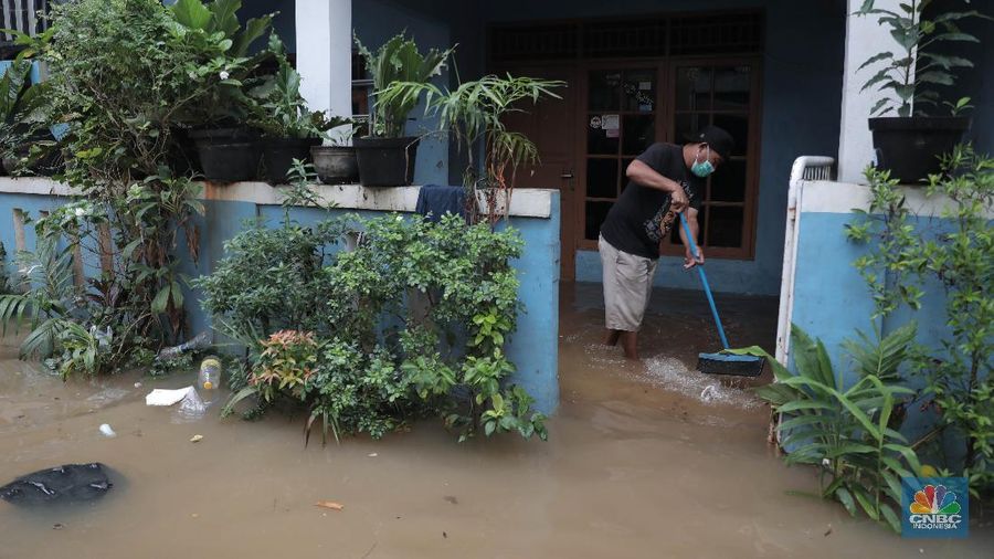 Aktivitas warga di pemukiman yang terendam air di Kawasan Cipinang Melayu, Jakarta, Jumat, 19/2. Banjir sekitar 1 meter merendam permukiman warga Cipinang Melayu Jakarta timur. Warga setempat mengungsi ke sejumlah tempat seperti pelataran parkir Universitas Borobudur. Menurut warga setempat kawasan RW 04 Cipinang Melayu kembali dilanda banjir sejak 03.30 WIB dini hari. Dia mengatakan jika banjir yang terjadi di daerahnya, karena luapan kali sunter akibat intensitas hujan yang tinggi. Sementara itu mesin pompa sudah disiapkan oleh pemadam kebakaran untuk menyedot air.(CNBC Indonesia/ Muhammad Sabki)