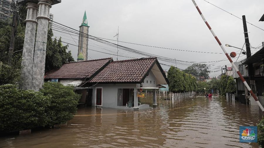 Warga melintas di komplek perumahan yang terendam banjir di Jatibening Permai, Bekasi, Jawa Barat, Jumat 19/2. Hujan yang mengguyur Kota Bekasi menyebabkan banjir di sejumlah titik. Bahkan ketinggian banjir di Perumahan Jatibening Permai mencapai perut orang dewasa. Hingga kini banjir belum juga surut. Peroses evakuasi masih berjalan. Perahu karet disiapkan untuk evakuasi warga yang masih di dalam perumahan. Diketahui terdapat 6 Kecamatan di Kota Bekasi yang tergenang akibat hujan. (վ/ Muhammad Sabki)