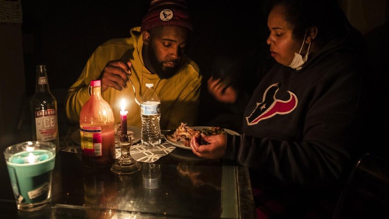 CORRECTS SPELLING OF LAST NAME TO MAMOU, NOT MAMU  - Howard and Nena Mamou  eat dinner at their home in the Glenwood neighborhood in Hutto, Texas, Tuesday, Feb 16, 2021. (Ricardo B. Brazziell/Austin American-Statesman via AP)