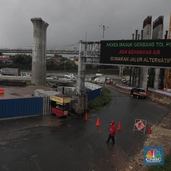 Penampakan Pintu Tol Jatibening yang Terendam Banjir