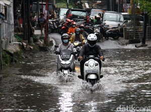 Sejumlah Wilayah di Babel Diguyur Hujan, Pengendara Diminta Hati-hati