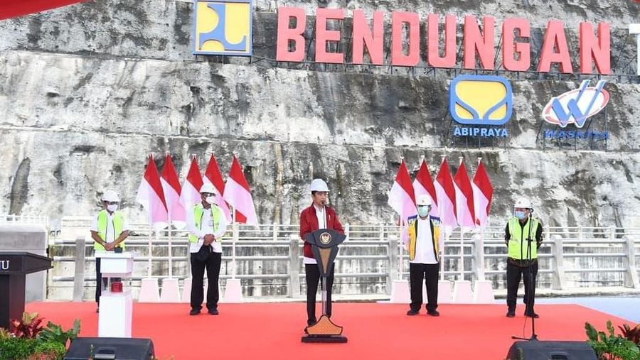 Presiden Joko Widodo pada peresmian Bendungan Tapin di Kalimantan Selatan kemarin (18/2). Bendungan ini akan dimanfaatkan untuk pengairan kurang lebih 5.472 hektare lahan pertanian setempat, menyediakan air baku hingga 500 liter per detik, dan berpotensi menyediakan tenaga listrik sebesar 3,3 megawatt. (Dok: Biro Pers Setpres)