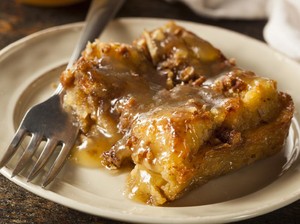 7 Resep Puding Roti Tawar Enak, Lembut, dan Legit yang Cocok untuk Camilan