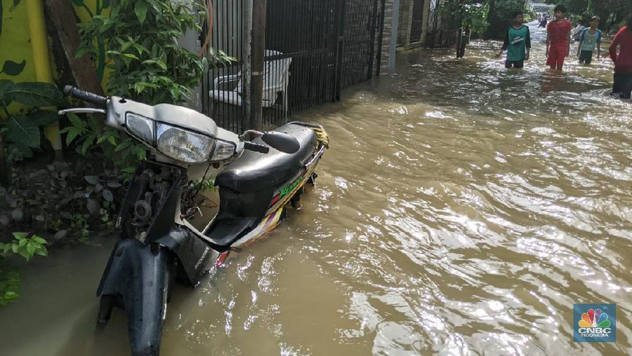 Banjir di Kawasan Bumi Harapan Permai, Kampung Dukuh, Kramat Jati, Jakarta Timur.  Akibat intensitas hujan lebat, Jumat  (19/Februari/2021) kemarin. Menurut Satpam yang bertugas Syahrul, air mulai masuk di kawasan komplek pada pukul 2.00 dini hari melalui anak kali Cipinang. Ditambah hujan yang belum berhenti hingga pukul 13.00 Ketinggian banjir terdalam mencapai dada orang dewasa orang dewasa. Bahkan di beberapa blok harus dievakuasi dengan perahu karet.(CNBC Indonesia/Emir)