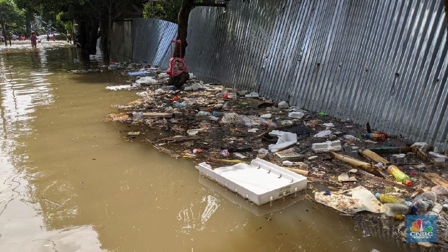 Banjir di Kawasan Bumi Harapan Permai, Kampung Dukuh, Kramat Jati, Jakarta Timur.  Akibat intensitas hujan lebat, Jumat  (19/Februari/2021) kemarin. Menurut Satpam yang bertugas Syahrul, air mulai masuk di kawasan komplek pada pukul 2.00 dini hari melalui anak kali Cipinang. Ditambah hujan yang belum berhenti hingga pukul 13.00 Ketinggian banjir terdalam mencapai dada orang dewasa orang dewasa. Bahkan di beberapa blok harus dievakuasi dengan perahu karet.(CNBC Indonesia/Emir)