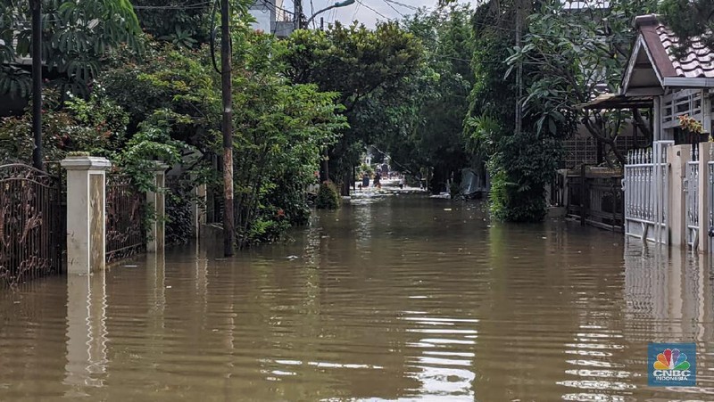 Banjir di Kawasan Bumi Harapan Permai, Kampung Dukuh, Kramat Jati, Jakarta Timur.  Akibat intensitas hujan lebat, Jumat  (19/Februari/2021) kemarin. Menurut Satpam yang bertugas Syahrul, air mulai masuk di kawasan komplek pada pukul 2.00 dini hari melalui anak kali Cipinang. Ditambah hujan yang belum berhenti hingga pukul 13.00 Ketinggian banjir terdalam mencapai dada orang dewasa orang dewasa. Bahkan di beberapa blok harus dievakuasi dengan perahu karet.(CNBC Indonesia/Emir)