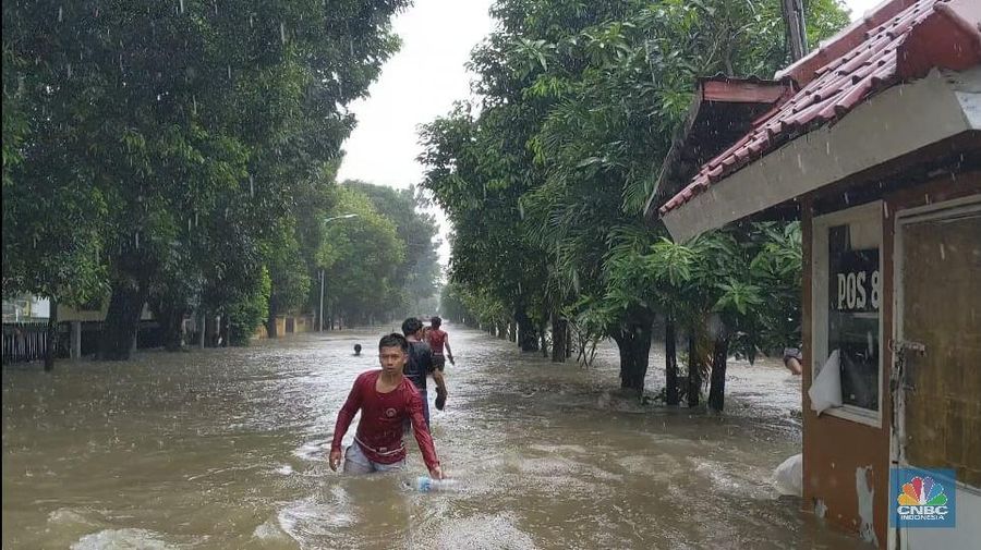 Banjir di Kawasan Bumi Harapan Permai, Kampung Dukuh, Kramat Jati, Jakarta Timur.  Akibat intensitas hujan lebat, Jumat  (19/Februari/2021) kemarin. Menurut Satpam yang bertugas Syahrul, air mulai masuk di kawasan komplek pada pukul 2.00 dini hari melalui anak kali Cipinang. Ditambah hujan yang belum berhenti hingga pukul 13.00 Ketinggian banjir terdalam mencapai dada orang dewasa orang dewasa. Bahkan di beberapa blok harus dievakuasi dengan perahu karet.(CNBC Indonesia/Emir)