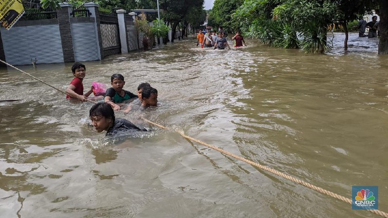 Banjir di Kawasan Bumi Harapan Permai, Kampung Dukuh, Kramat Jati, Jakarta Timur.  Akibat intensitas hujan lebat, Jumat  (19/Februari/2021) kemarin. Menurut Satpam yang bertugas Syahrul, air mulai masuk di kawasan komplek pada pukul 2.00 dini hari melalui anak kali Cipinang. Ditambah hujan yang belum berhenti hingga pukul 13.00 Ketinggian banjir terdalam mencapai dada orang dewasa orang dewasa. Bahkan di beberapa blok harus dievakuasi dengan perahu karet.(CNBC Indonesia/Emir)