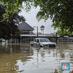 Banjir Belum Surut, Anies Salahkan Banjir Kiriman dari Hulu