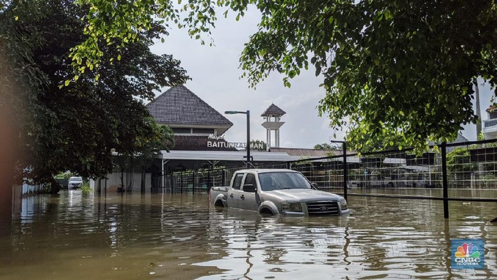 Banjir di Kawasan Bumi Harapan Permai, Kampung Dukuh, Kramat Jati, Jakarta Timur.  Akibat intensitas hujan lebat, Jumat  (19/Februari/2021) kemarin. Menurut Satpam yang bertugas Syahrul, air mulai masuk di kawasan komplek pada pukul 2.00 dini hari melalui anak kali Cipinang. Ditambah hujan yang belum berhenti hingga pukul 13.00 Ketinggian banjir terdalam mencapai dada orang dewasa orang dewasa. Bahkan di beberapa blok harus dievakuasi dengan perahu karet.(CNBC Indonesia/Emir)