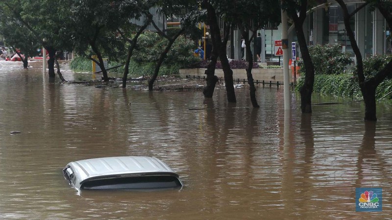 Banjir rendam mobil di Kemang (CNBC Indonesia/Muhammad Sabki)