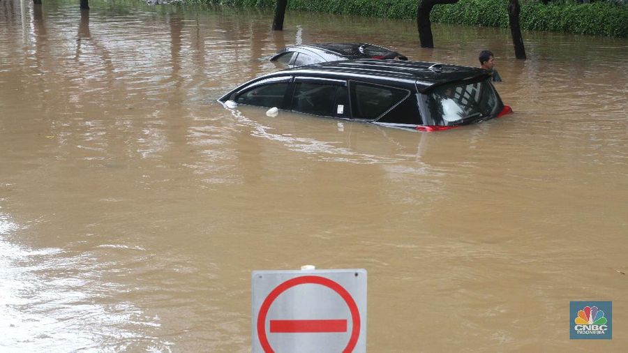 Banjir rendam mobil di Kemang (CNBC Indonesia/Muhammad Sabki)