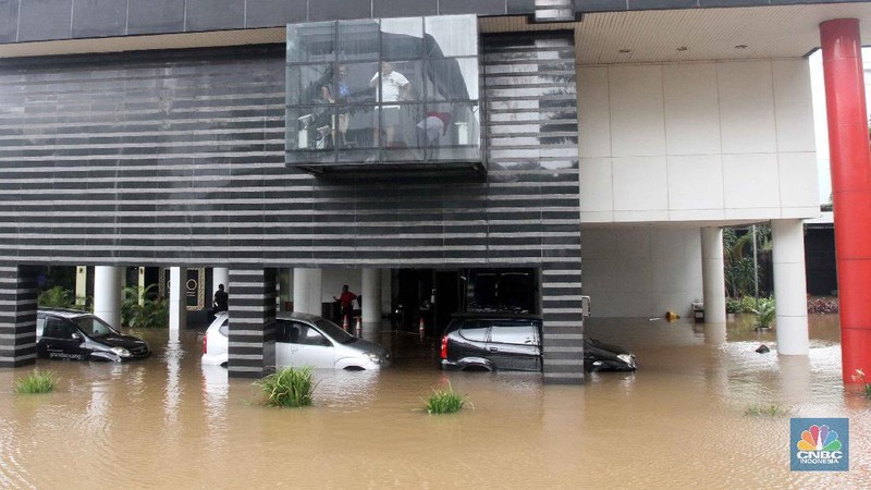 Banjir rendam mobil di Kemang (CNBC Indonesia/Muhammad Sabki)
