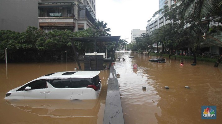 Banjir rendam mobil di Kemang (CNBC Indonesia/Muhammad Sabki)