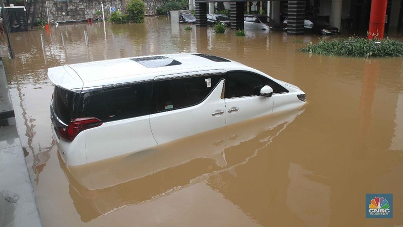 Banjir rendam mobil di Kemang (CNBC Indonesia/Muhammad Sabki)