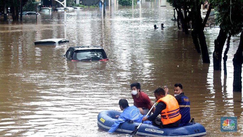 Banjir rendam mobil di Kemang (CNBC Indonesia/Muhammad Sabki)
