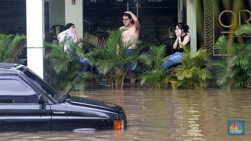 Banjir rendam mobil di Kemang (CNBC Indonesia/Muhammad Sabki)