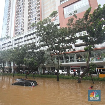 Potret Banjir Kemang, Sejumlah Mobil Mewah Terendam