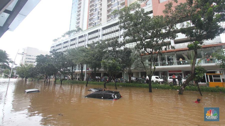Banjir rendam mobil di Kemang (CNBC Indonesia/Muhammad Sabki)