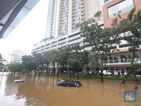 Potret Banjir Kemang, Sejumlah Mobil Mewah Terendam