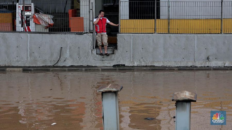 Banjir Ruas Tol TB Simatupang (CNBC Indonesia/Muhammad Sabki)