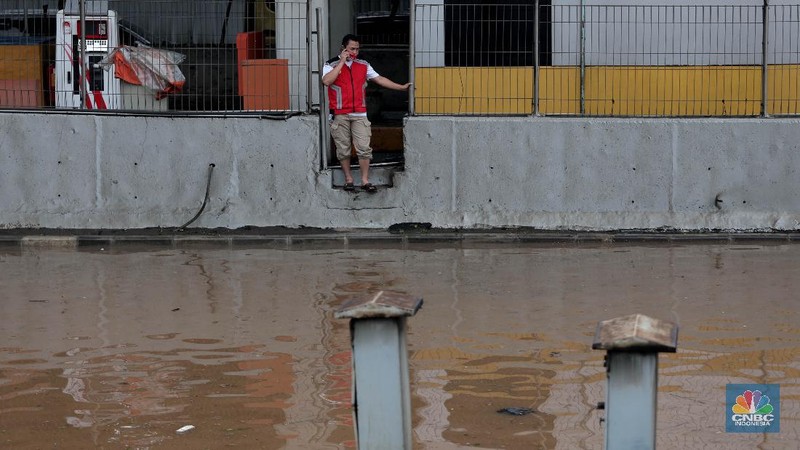 Banjir Ruas Tol TB Simatupang (CNBC Indonesia/Muhammad Sabki)