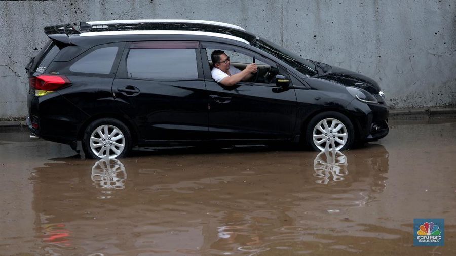 Banjir Ruas Tol TB Simatupang (CNBC Indonesia/Muhammad Sabki)