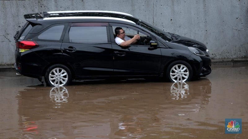Banjir Ruas Tol TB Simatupang (CNBC Indonesia/Muhammad Sabki)