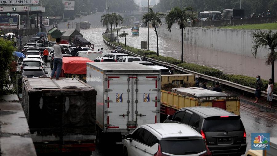 Banjir Ruas Tol TB Simatupang (CNBC Indonesia/Muhammad Sabki)