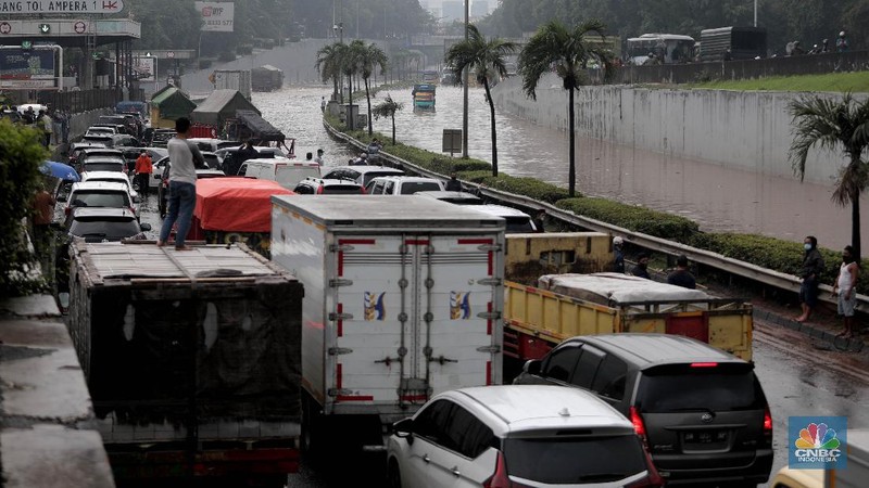 Banjir Ruas Tol TB Simatupang (CNBC Indonesia/Muhammad Sabki)