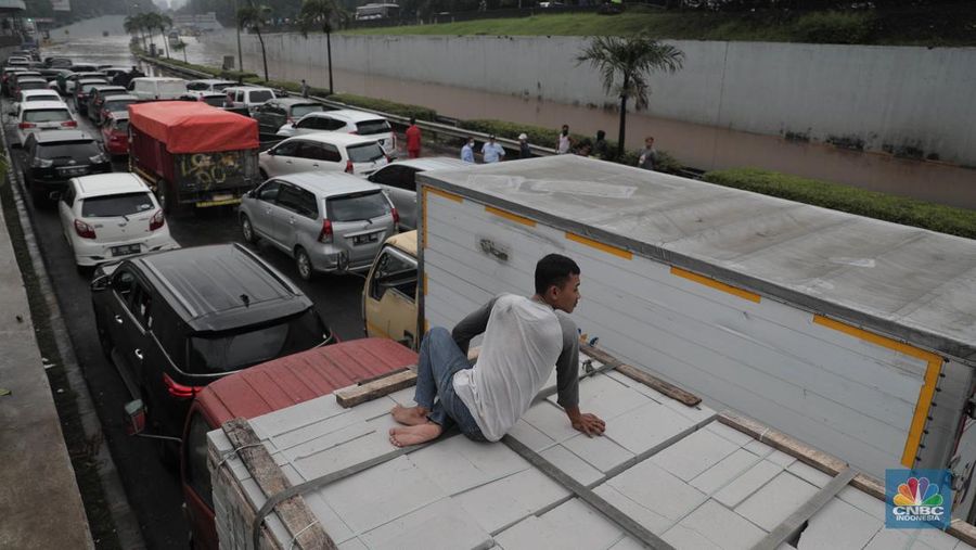 Banjir Ruas Tol TB Simatupang (CNBC Indonesia/Muhammad Sabki)