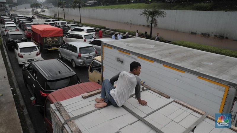 Banjir Ruas Tol TB Simatupang (CNBC Indonesia/Muhammad Sabki)