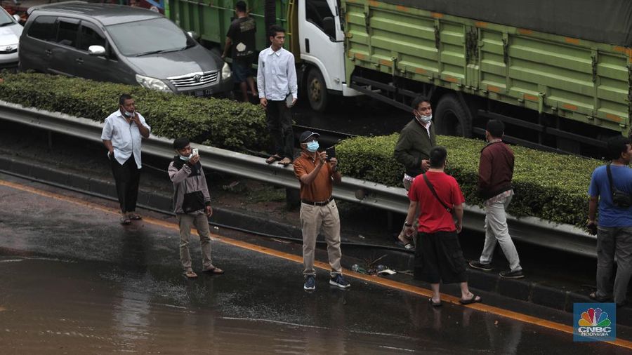 Banjir Ruas Tol TB Simatupang (CNBC Indonesia/Muhammad Sabki)