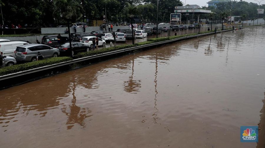 Banjir Ruas Tol TB Simatupang (CNBC Indonesia/Muhammad Sabki)