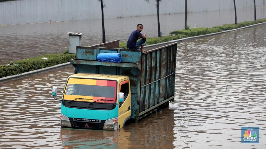 Banjir Ruas Tol TB Simatupang (CNBC Indonesia/Muhammad Sabki)